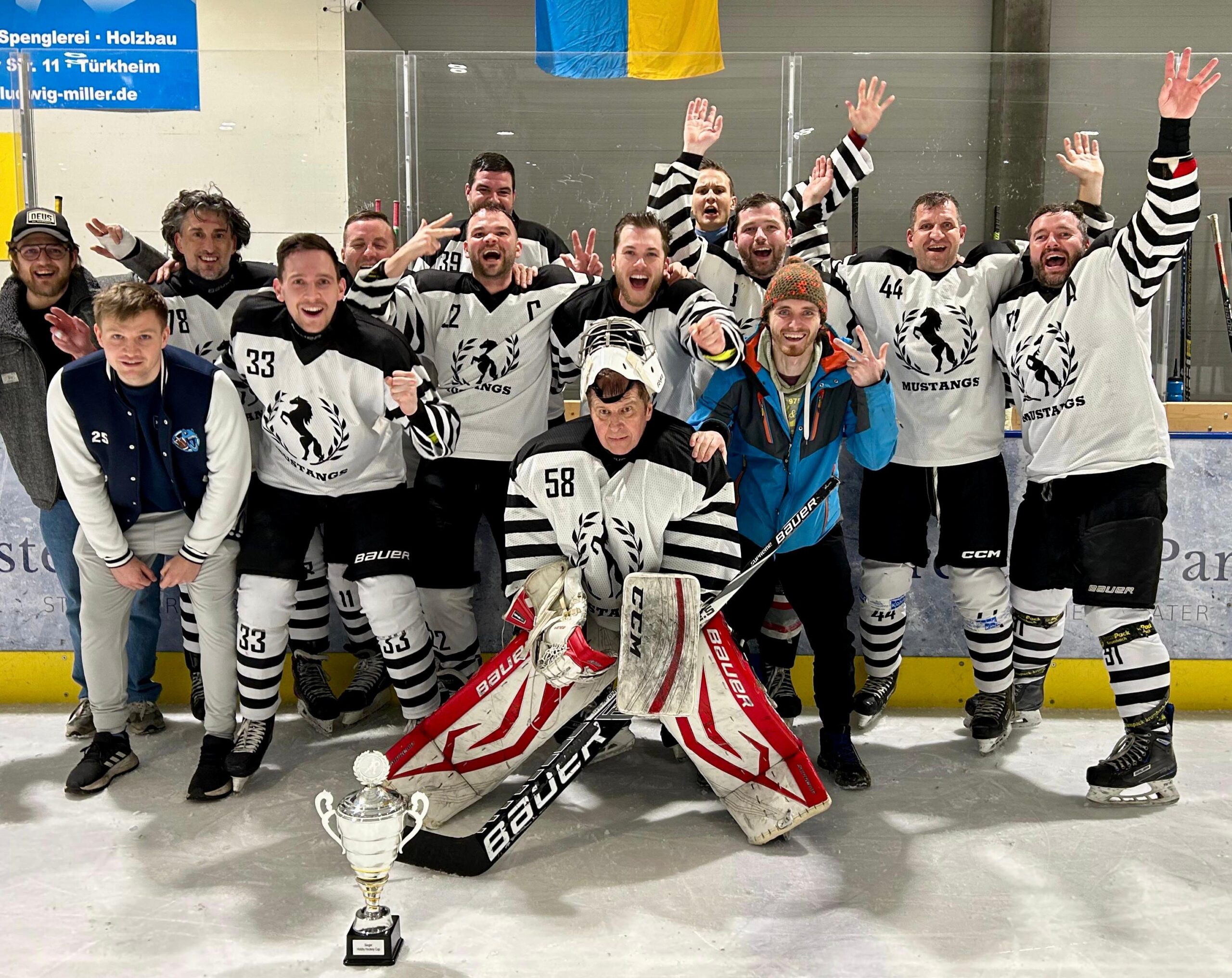 Die Zeller Mustangs feiern die Meisterschaft im Hobby Hockey Cup Türkheim