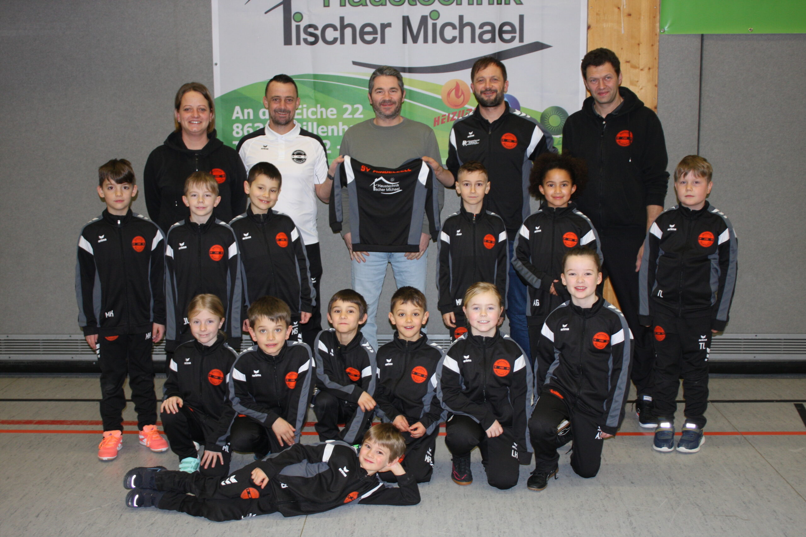 Neue Trainingsanzüge für die G- und F-Junioren des SV Mindelzell