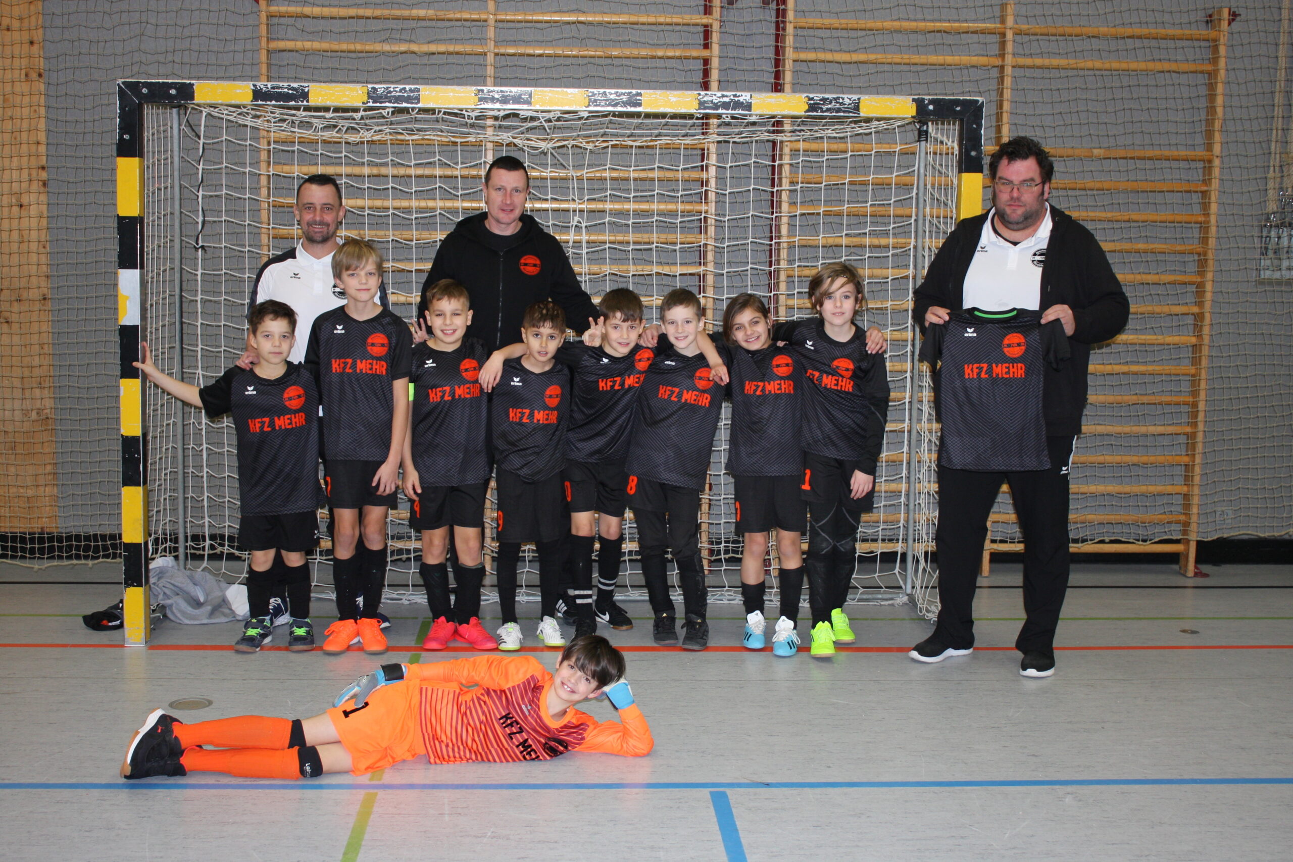 E2-Junioren bedanken sich bei Sponsor KFZ Mehr